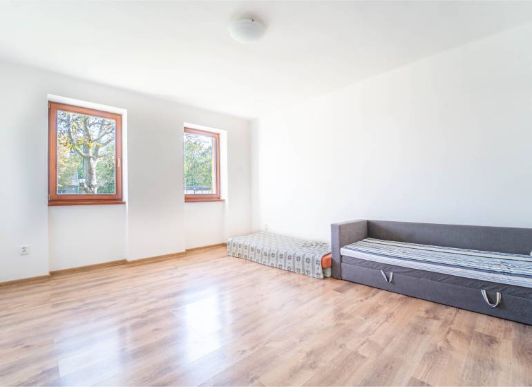 RD PO REKONŠTRUKCII spolu so STAVEBNÝM POZEMKOM na druhý dom - takmer  - Izba v rodinnom dome s dvomi posteľami a podlahou s dreveným dekorom.