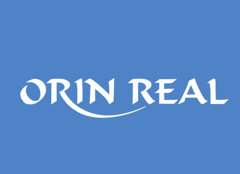  Obchodný priestor v absolútnom centre Pezinka s výkladom do ulice - Modré logo s nápisom ORIN REAL a odznakom overenej kvality v pravom rohu.