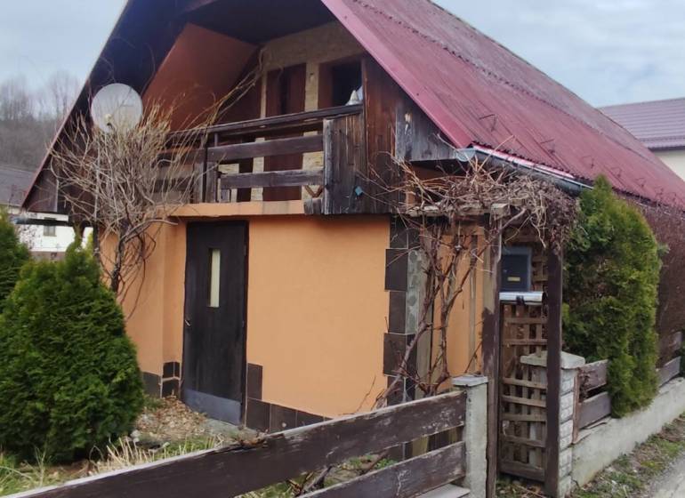 Čadca-Horelica | samostatná stavba s wellness zónou, sauna, krb - Rodinný dom na Horelici v Čadci s červenou strechou a dreveným plotom.