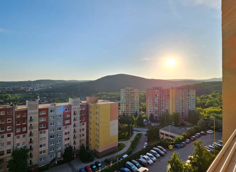 Hľadám pre klienta 1/ 2 - izb. byt na kúpu v Košiciach - Výhľad na sídlisko a západ slnka z bytového domu v Košiciach - mestskej časti Sídlisko Ťahanovce.