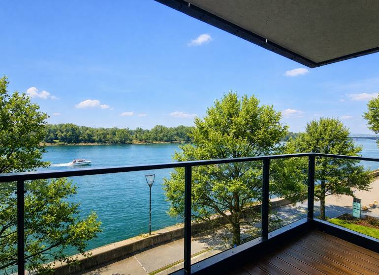 River Park / Luxusný 3-izb. byt s famóznym výhľadom na Dunaj, terasy - Pohľad z balkóna 3-izbového bytu na Dvořákovom nábreží, Bratislava - Staré Mesto.