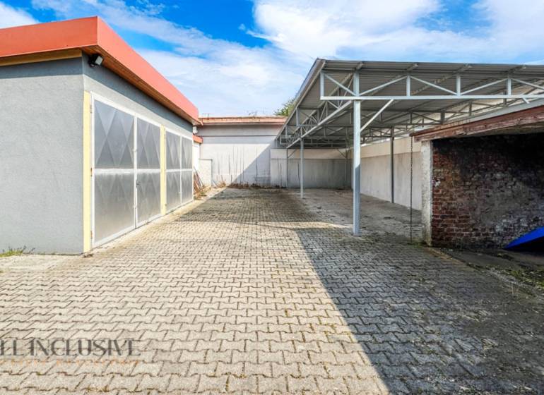 PRAKTICKÉ SKLADOVÉ PRIESTORY  | DOPRAVNÁ | TOPOĽČANY - Plocha s veľkými skladmi a halami na ulici Dopravná, pokrytá betónovou dlažbou.