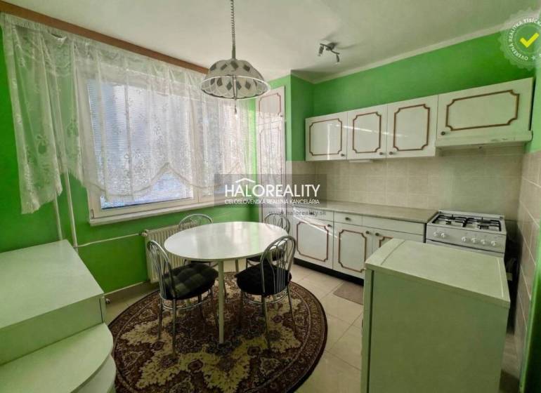 REZERVOVANÉ - Predaj, trojizbový byt Bojnice, Lúčky ... - Kuchyňa v 3-izbovom byte s okrúhlym jedálenským stolom, bielymi skriňami a zelenými stenami.