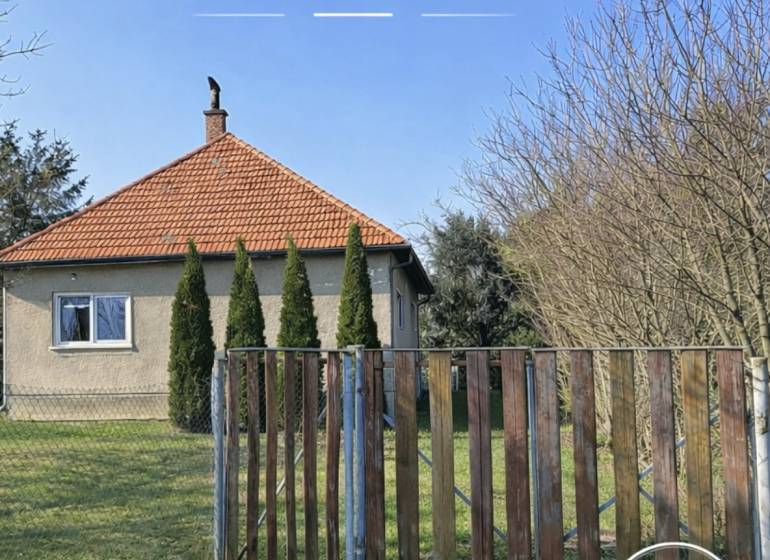 Rodinný dom s pozemkom 1978 m2  v  lokalite – Prašice. - Rodinný dom v Prašiciach obklopený upravenou záhradou a plotom v prírodnom prostredí.