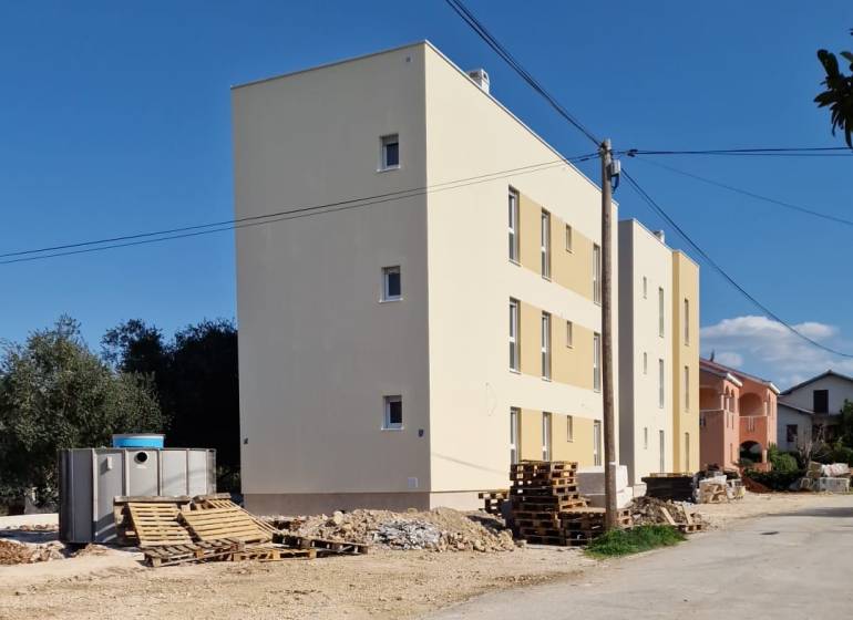 CHORVÁTSKO - Novostavba 80 m od mora - SUKOŠAN - Novostavba pred dokončením v meste Sukošan pripravená na nové bytové jednotky.