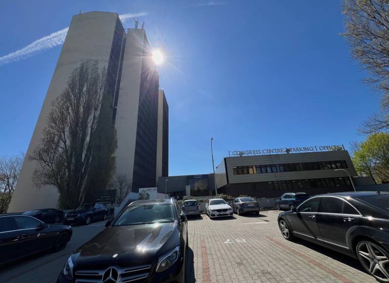 PRENÁJOM exkluzívnych priestorov 318 m2 TECHNOPOL, Kutlíkova ul. - Parkovanie pred obchodnými priestormi na Kutlíkovej ulici v Bratislave - Lúky.