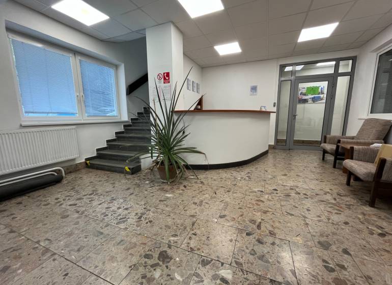 Investičná príležitosť: Polyfunkčná budova 1 000m², Košice-Staré mesto - Interiér s recepciou, schodmi a oknami v Budove s dlažbou.