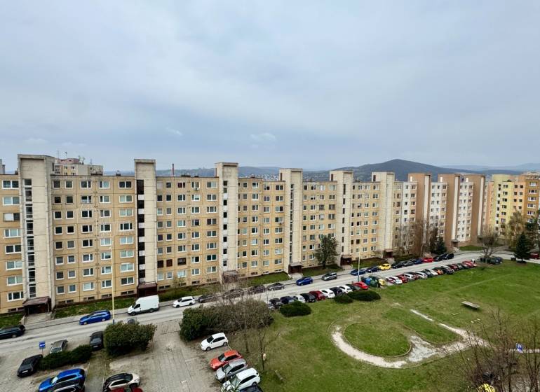 SOFIJSKÁ -  Pekný 2 izbový byt, 52m² + LOGGIA, 7/8 posch. - Pohľad na bytovky na Sofijskej ulici, Košice - Sídlisko Ťahanovce.