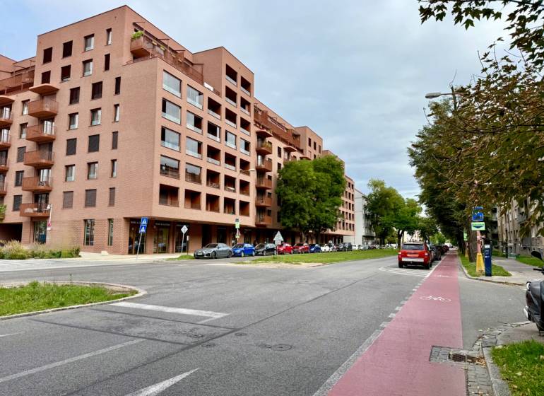 PRENÁJOM 1 izbový byt, 40 M2, Bratislava, Ružinov, Košická ulica, NIVY - Ulica s obytnej budovou a cyklochodníkom v Bratislave - Ružinove.