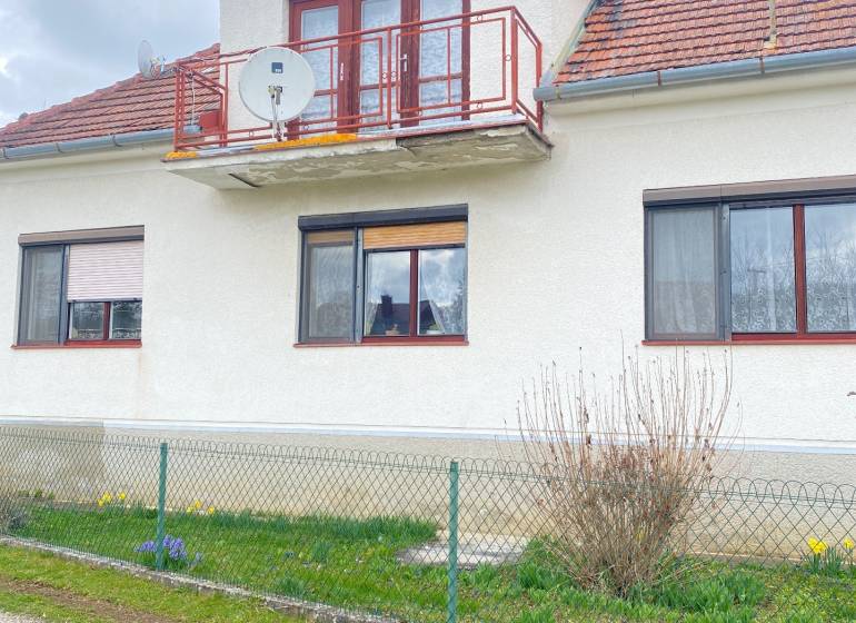 RD so záhradou, pivnicou garážou na Myjave.  - Rodinný dom na Turej lúke v Myjave s balkónom a záhradou.