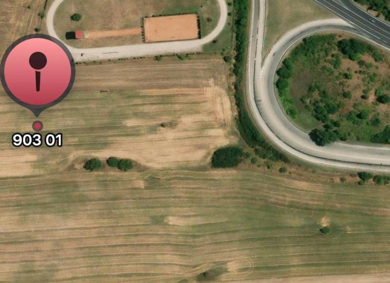 Pozemok na výstavbu nových obytných štvrtí, občianskej vybavenosti.. - Letecký pohľad na developerské pozemky v Senci s cestnou infraštruktúrou v okolí.