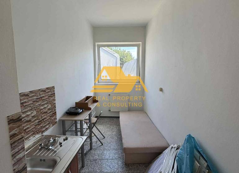 Prenajmem garsónku v Nesvadoch - Malá garsónka s umývadlom, stolom a ležadlom, vhodná na praktické bývanie.