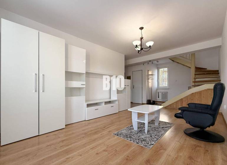 EXKLUZÍVNE Na predaj 3 izbový MEZONET v obľúbenej lokalite sídliska Ju - Obývačka v Rekreačnom apartmáne s bielym nábytkom a podlahou s dreveným dekorom.