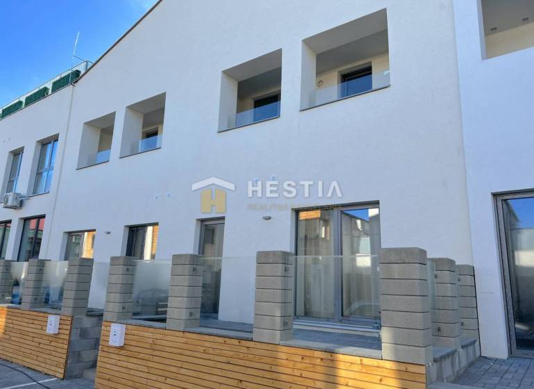 Na predaj 2-izb.byt, terasa, priamo pod Rotundou, Skalica - Novostavba s viacerými balkónmi a 2-izbovým bytom, betónovým plotom a terasou.