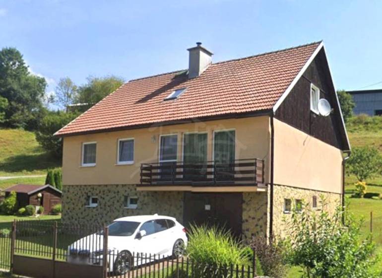 Veľkorysý 10-árový pozemok, slnečná nehnuteľnosť, priestranné bývanie  - Rodinný dom v Liptovských Revúcach s garážou a záhradou na svahovitom pozemku.