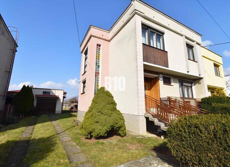 5 izbový  rodinný dom vo Varíne - Rodinný dom v Žiline s garážou, záhradou a príjazdovou cestou v pokojnej štvrti.