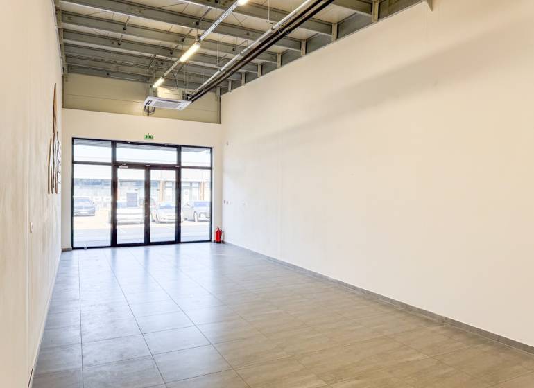 Na prenájom obchodný priestor + sklad, 120m2, FIRMBOX, Trenčín - Priestranné obchodné priestory s dlažbou a veľkými dverami.