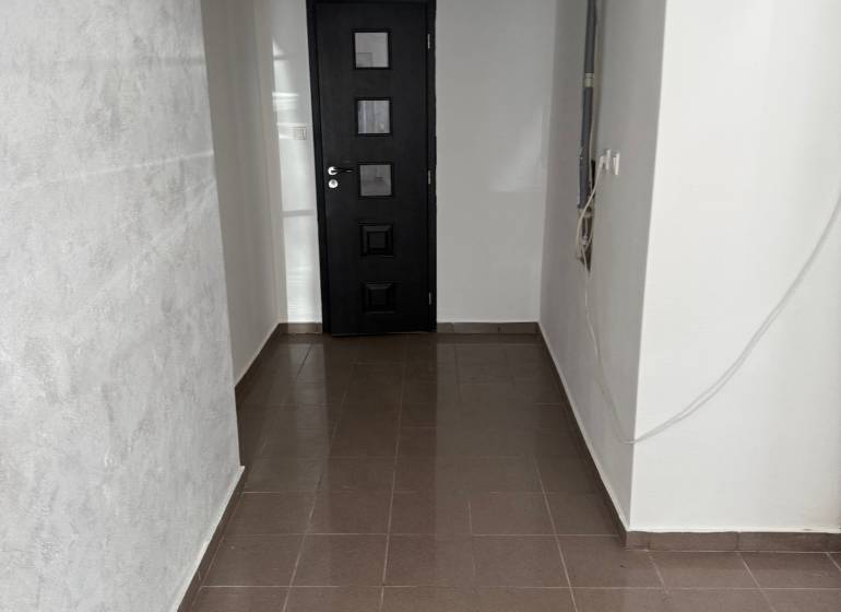 Obchodný priestor, kancelária Sarartovská ul.  - Obchodné priestory s hnedou dlažbou a tmavými dverami.