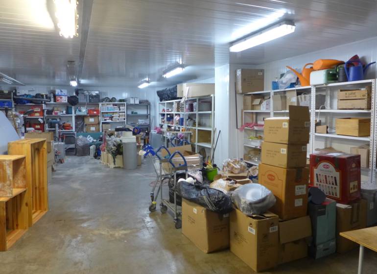 Sklad na prenájom o ploche 95 m2 + kancelária - Úložný priestor Sklady a haly s regálmi a krabicami, rôznorodé vybavenie a materiály.