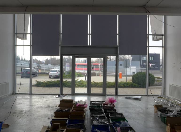 Obchodný priestor na prenájom pri ceste o ploche  372 m2  - Interiér obchodných priestorov v Bratislave s veľkými sklenenými dverami a úložnými boxmi.