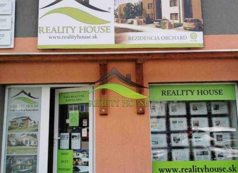 Pekný 2 izbový byt po rekonštrukcii na sidlisku Východ - Reality kancelária na Hollého ulici v Michalovciach ponúka rôzne druhy nehnuteľností.