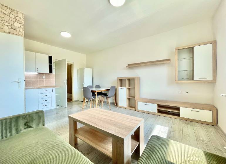 Na prenájom slnečný 2i byt s balkónom, ul. Východná, Trenčín - Interiér 2-izbového bytu; vybavenie na ulici Východná; kuchyňa, jedálenský stôl, obývačka.