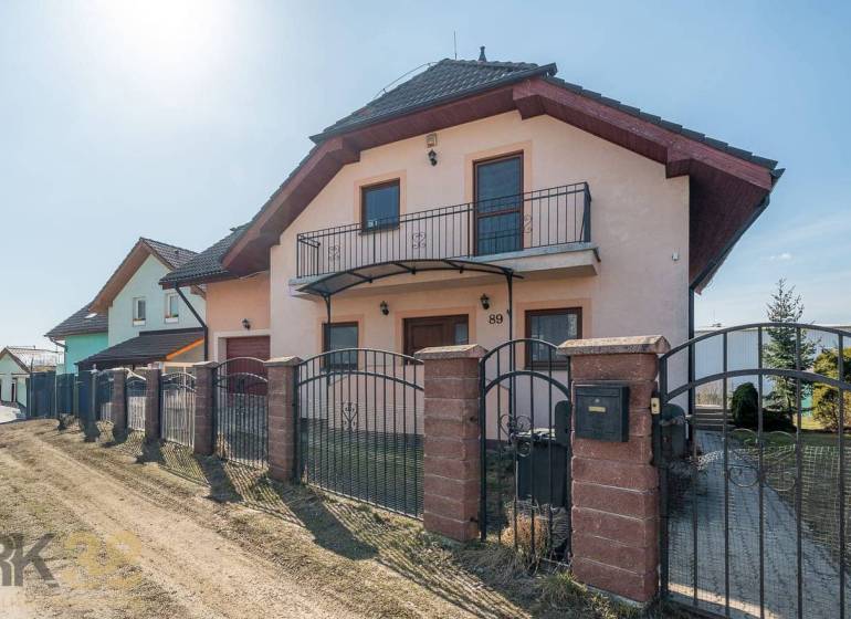 Predaj priestranného rodinného domu v historickej časti Popradu  - Výhľad na rodinný dom v Poprade s vyvýšeným usporiadaním a lakovaným perimetrovým oplotením.