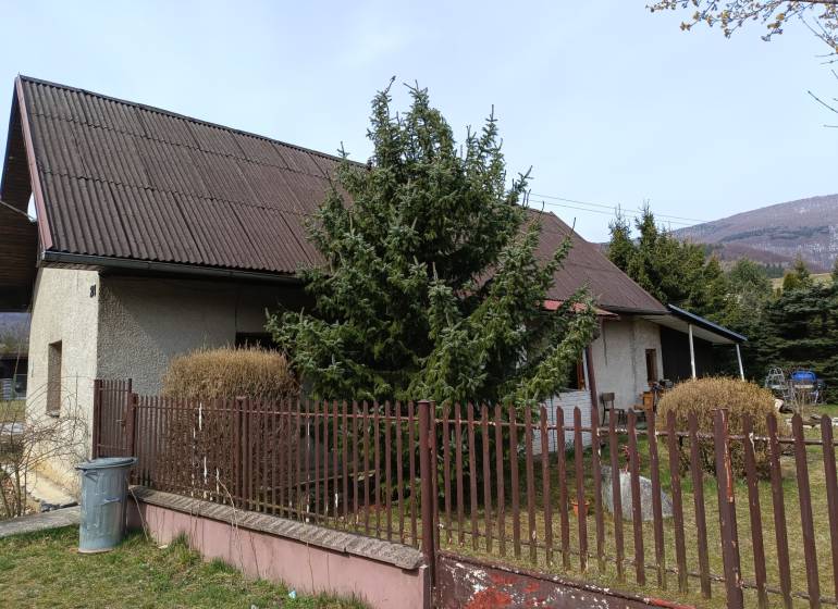 Rodinný dom s pozemkom 562 m2 VRÍCKO okr. Martin - Rodinný dom vo Vrícku s oplotenou záhradou pri ihličnatom strome.