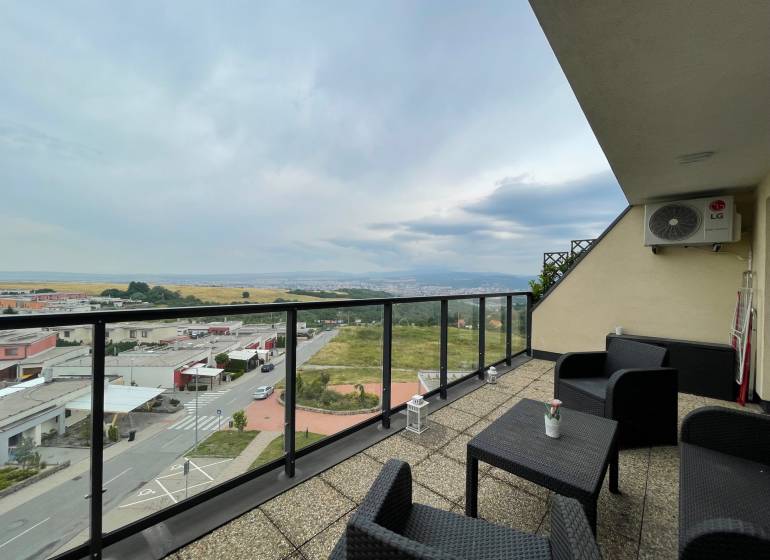 PREDAJ, 3 izb. byt v novostavbe PANORÁMA, 5 min. od AUPARKU - Na ulici Borievkova priestranná terasa s výhľadom, vedľa 3-izbového bytu.