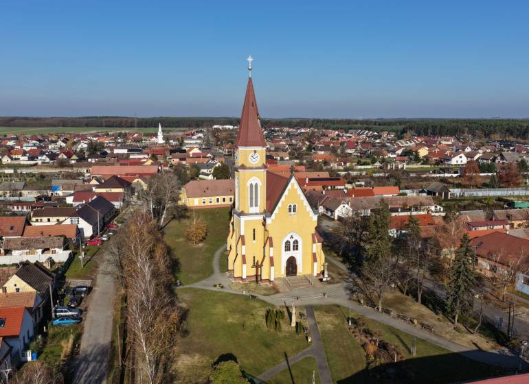 Studienka – Spoluvlastnícke podiely na stavebných pozemkoch - Kostol obklopený domami vo vidieckej časti Studienky, ideálne pre Pozemky - bývanie.