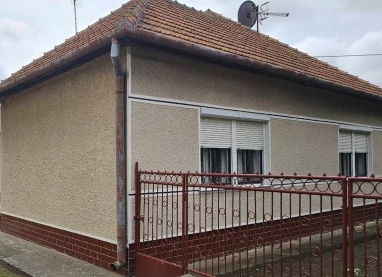 Predáme 4- izb. rodinný dom - RADAVA - REZERVOVANÝ! - Rodinný dom v Radave na Hlavnej ulici s červenou strechou a bielymi okenicami.