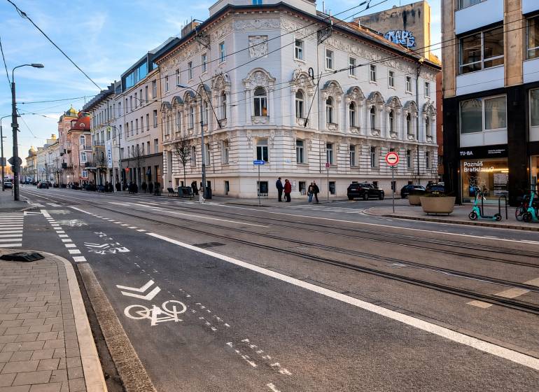 Na prenájom nebytový priestor o výmere 59 m², Bratislava, Štúrova - Ulica Štúrova v Bratislave - Historické jadro s obchodnými priestormi a električkovými koľajami.