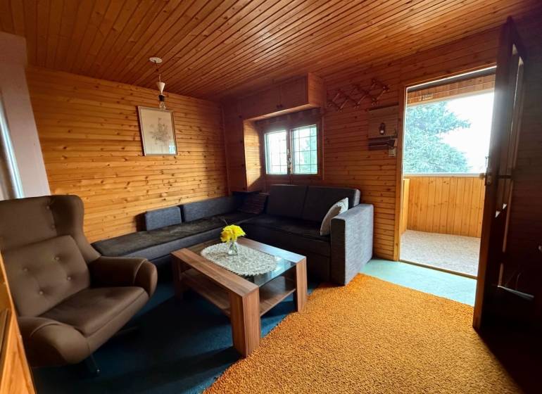 Záhradná chatka, Žilina - Dubeň - Interiér chaty s posedením a dreveným obložením.