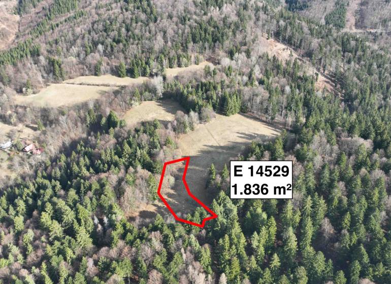 Lazy pod Makytou – Rekreačný pozemok na chatku / mobilný domček - Letecký pohľad na poľnohospodárske a lesné pozemky v Lazoch pod Makytou.