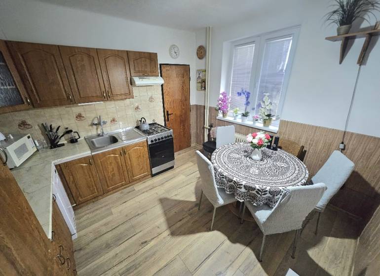 RODINNÝ DOM - HORNÉ OZOROVCE-POZEMOK 566 m2- 3,5 IZBOVÝ/ GARÁŽ - Kuchyňa v rodinnom dome s dreveným dekorom, s jedálenským stolom a kuchynskou linkou.