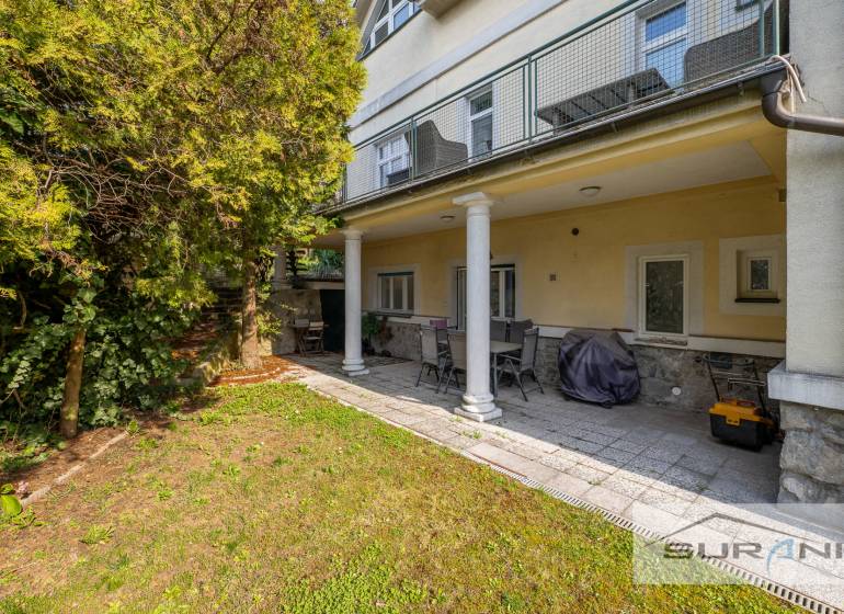 PRENÁJOM 4-IZBOVÉHO BYTU | ZÁHRADA | DVOJGARÁŽ | KRČMÉRYHO ULICA - Záhrada so sedením pri 4-izbovom byte na Krčméryho ulici, Bratislava - Staré Mesto.