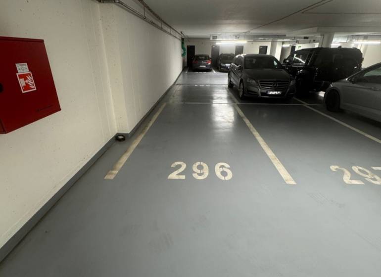 PREDAJ, parkovacie miesto v podzemnej garáži v rezidenci ALBELLI - Parkovacie miesta v Garáži s autami a miestami na státie, logom Korijkov & Agents.