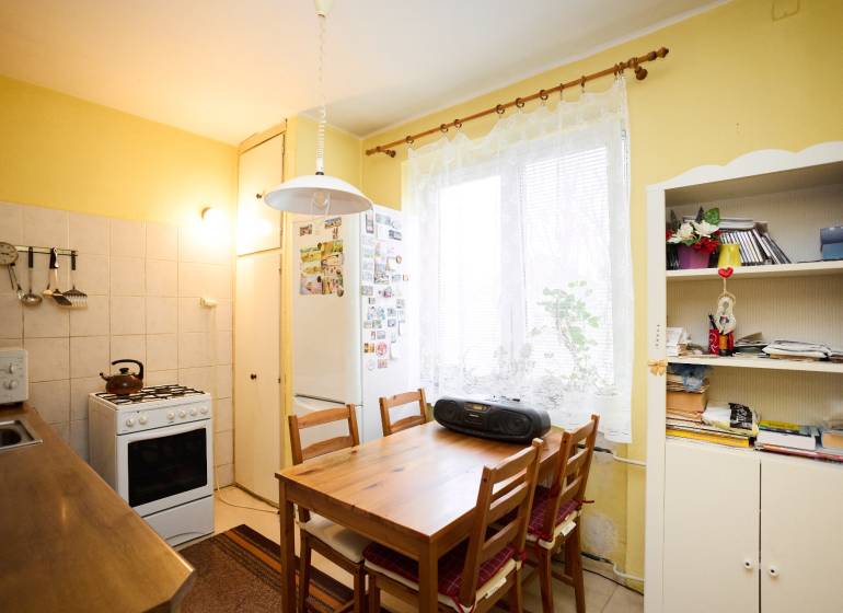 NA PREDAJ,3-IZBOVÝ TEHLOVÝ BYT,KOŠICE-ŠACA - Kuchyňa v 3-izbovom byte so stolom, stoličkami a kuchynskou linkou.