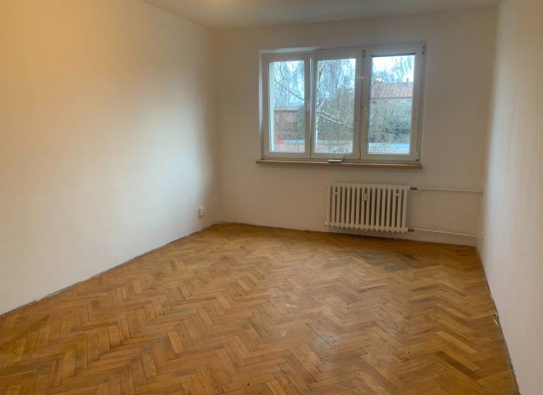 2 IZBOVÝ BYT, KOŠICE – ŠIRŠIE CENTRUM - Izba v 2-izbovom byte s podlahou s dreveným dekorom a veľkým oknom.