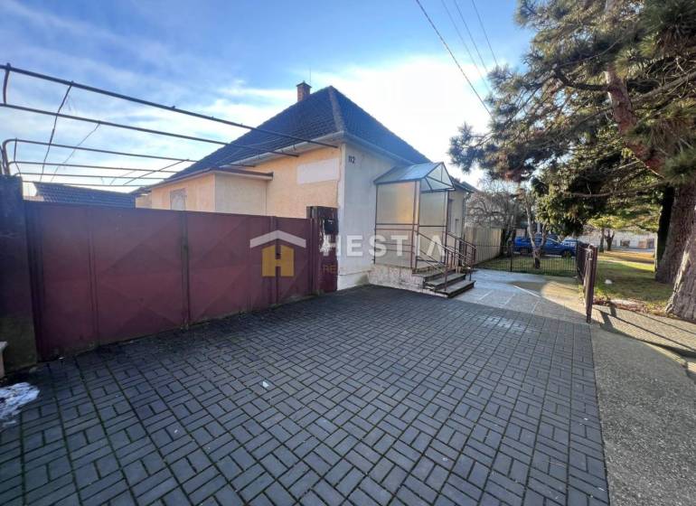 Na predaj rodinný dom, gastro prevádzka – Senica, Robotnícka ulica - Rodinný dom so záhradou v Senici, veľká vstupná brána, vydláždený dvor, strom.