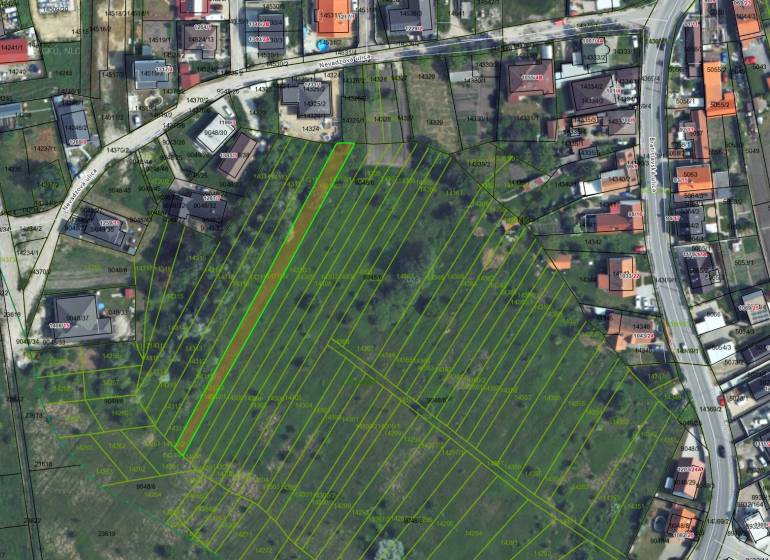 NA PREDAJ investičný pozemok v obci Zohor - Letecký pohľad na pozemky na bývanie v Zohore s parcelnými číslami.