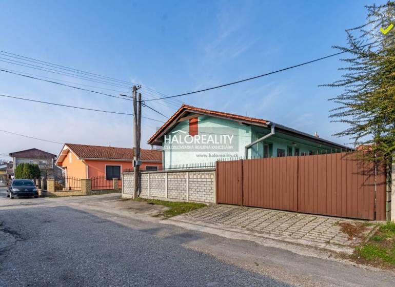 Predaj, penzión Veľký Meder, Apartmánový dom - EXKLU... - Ulica s rodinnými domami a autom vo Veľkom Mederi, Hotely a penzióny v okolí.