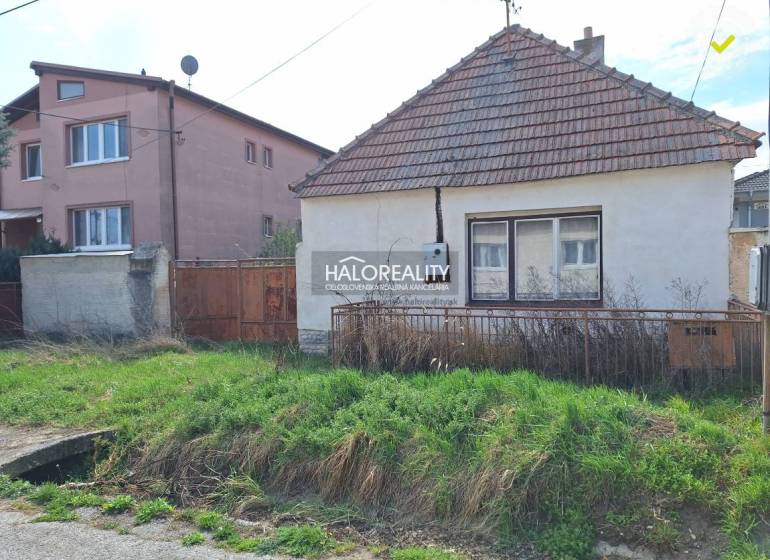 Predaj, pozemok pre rodinný dom   1468 m2 Dvorníky -... - Dom na pozemku na bývanie v obci Dvorníky s trávnatou záhradou a plotom.