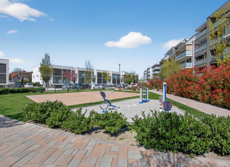 Predaj 2-izbový byt GREEN VILLAGE, 51m2, loggia, Dunajská Lužná - Vonkajšia telocvičňa medzi bytovkami v Dunajskej Lužnej na Orechovej ulici.