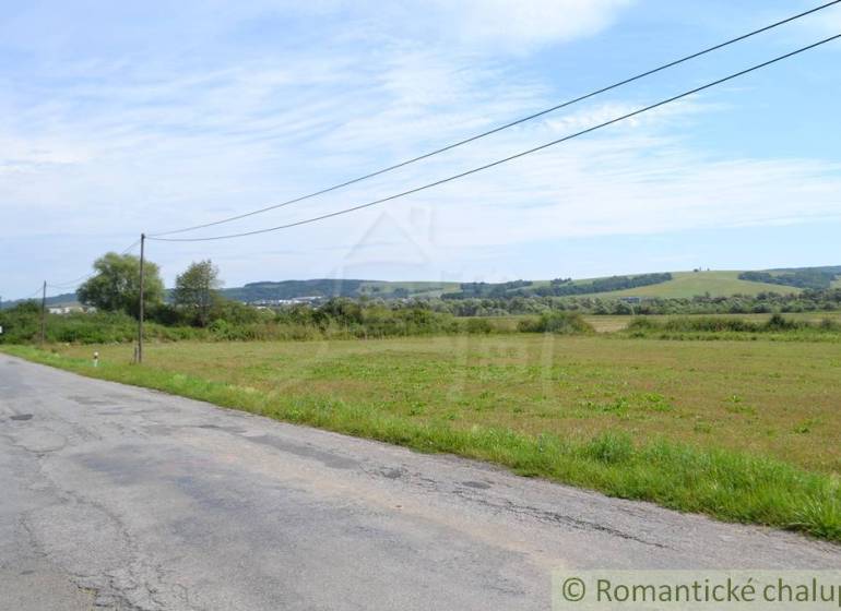 Pozemok na okraji Stropkova- 18á rovina - Poľnohospodárske a lesné pozemky v okolí Šandalu, cesta lemovaná lúkami a stromami.