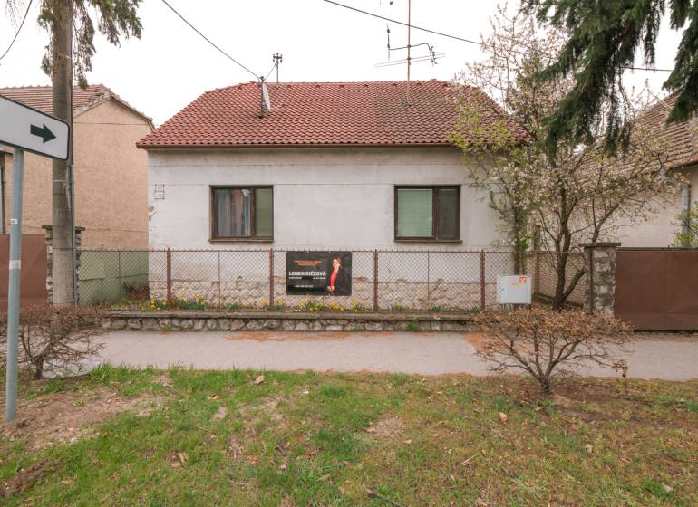 Na predaj rodinný dom Trnava, Zelenečská ulica, pozemok 1085 m2 - Rodinný dom na Zelenečskej ulici v Trnave s červenou škridlovou strechou.