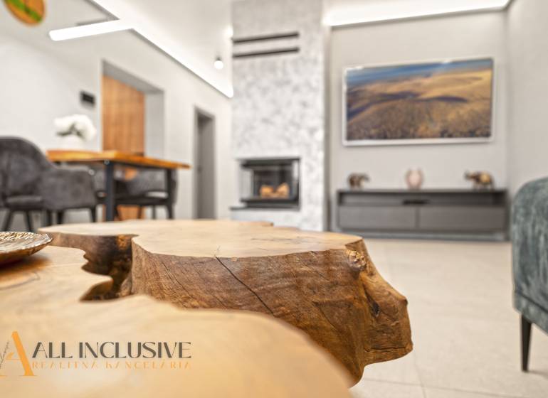 ALL INCLUSIVE I PERFEKTNÝ 4- IZBOVÝ RD SMART HOME - MOSTOVÁ (GA) - Obývacia izba v rodinnom dome s krbom, dekoratívnym dreveným stolom a pohodlným sedením.