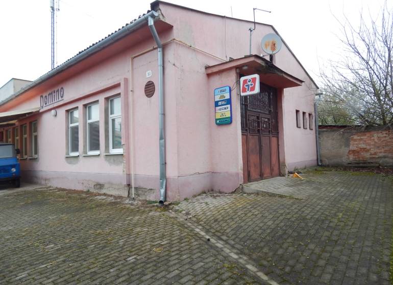  Podnikateľská príležitosť v obci Búč . - Ružová budova v Búči s nápisom 