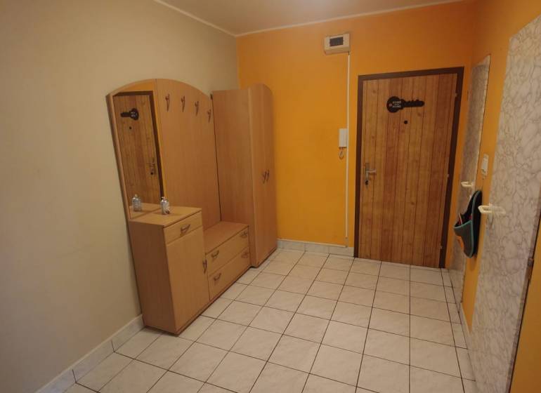 Na predaj 2i byt Levice - Chodba v 2-izbovom byte so vstavanými skriňami a dlažbou.