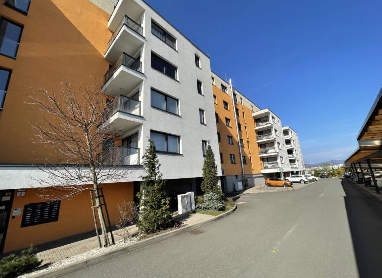 KOŠICE-2 IZBOVÝ BYT,NOVOSTAVBA,KOMPLET ZARIADENÝ,VL.PARK. MIESTO - Bytový dom na ulici Borievkova v Košiciach, mestská časť Vyšné Opátske, s parkovaním.